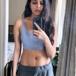 Malavika Mohanan Instagram – Got back to the grind a couple of weeks back after a debaucherous holiday month (december should never be any other way, right?) & the hardest part of my fitness regime for me always is not having carbs in my dinner meal 😭 Although it sure is gratifying when you start seeing the results 💪🏻
#onestepatatime #stronggirlsclub