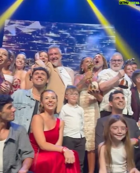 Malena Ratner Instagram - Y nos llevamos el oro!! Aguante @mammamiaarg , aguante este equipo increíble y aguante el teatroo 💛🏆 Gracias a todos los que son parte y a seguir disfrutando siempre.
