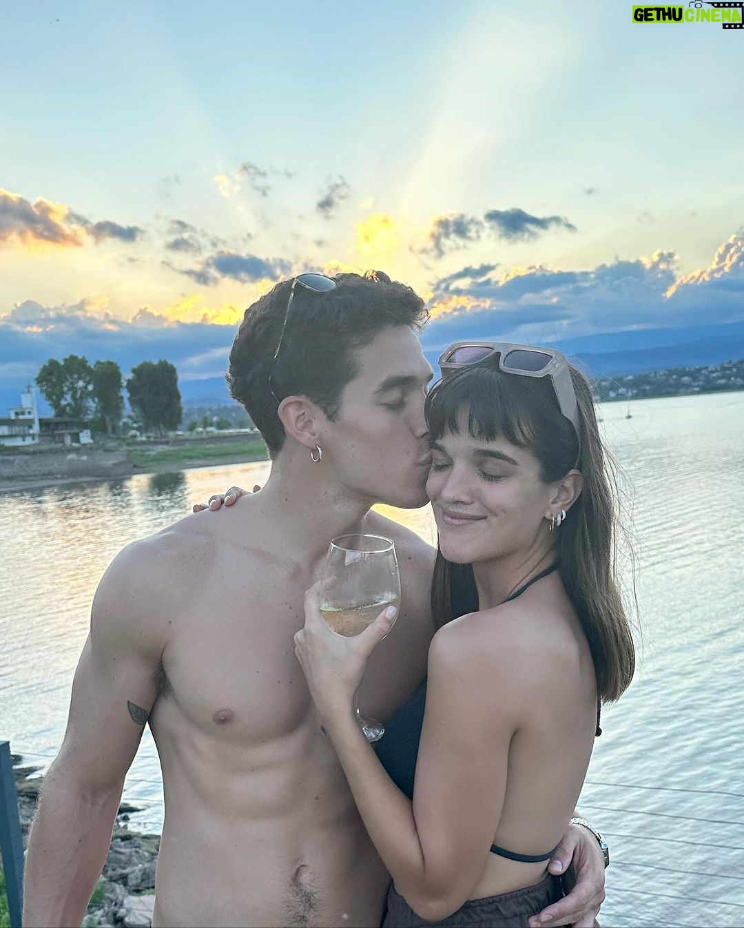 Malena Ratner Instagram - Chin chin para que venga un gran año! Que no falte el amor, la salud, el trabajo, los derechos y la alegría 💚✨