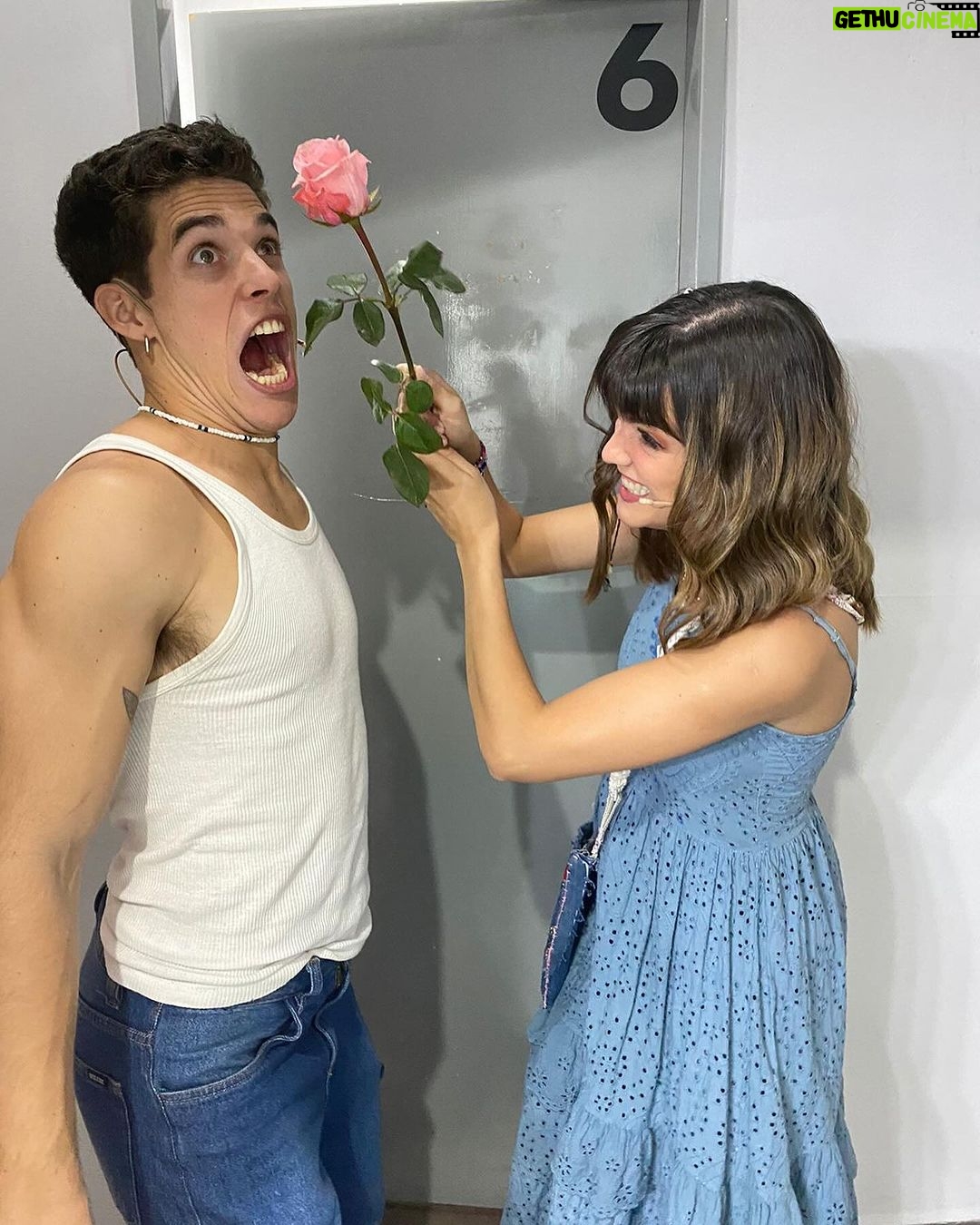 Malena Ratner Instagram - Chin chin para que venga un gran año! Que no falte el amor, la salud, el trabajo, los derechos y la alegría 💚✨
