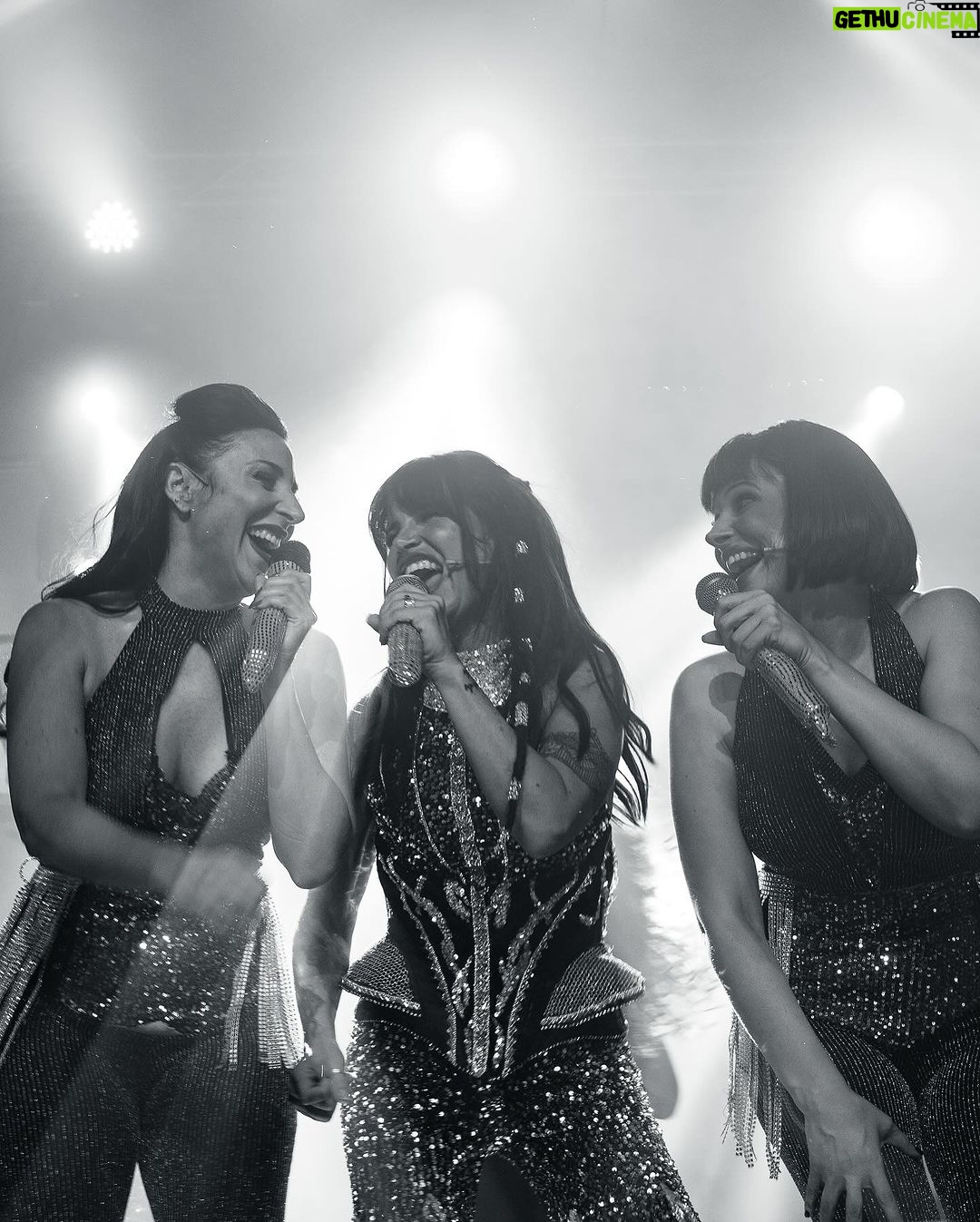 Malena Ratner Instagram - Estrenamos @mammamiaarg y fue una fiesta! Gracias a toda la gente que esta viniendo a bailar y cantar con nosotros❤️🔥 Gracias @rickypashkus por tu guía y por confiar en mi para Sophie, no doy mas de felicidad. 💗 Gracias @pardoproduccionesok @teatroluxorsancorseguros por hacerlo posible. Gracias a @soymatiasibarra y @vero_pecollo por la locura que hicieron en tiempo record y con tanto amor. Gracias a todo el equipo increíble arriba y abajo, y sobre todo a nuestra prota y capitana que no puede más @flor_de_p ❤️🔥❤️🔥❤️🔥 @alerobotti @marcekot @gasparscabuzzo (En la segunda foto, si le hacen zoom, pueden ver la piel de gallina que me agarra cáda vez que se abre el telón 🥹) Los fotones son de @german.vignoli 📸 Teatro LUXOR Carlos Paz