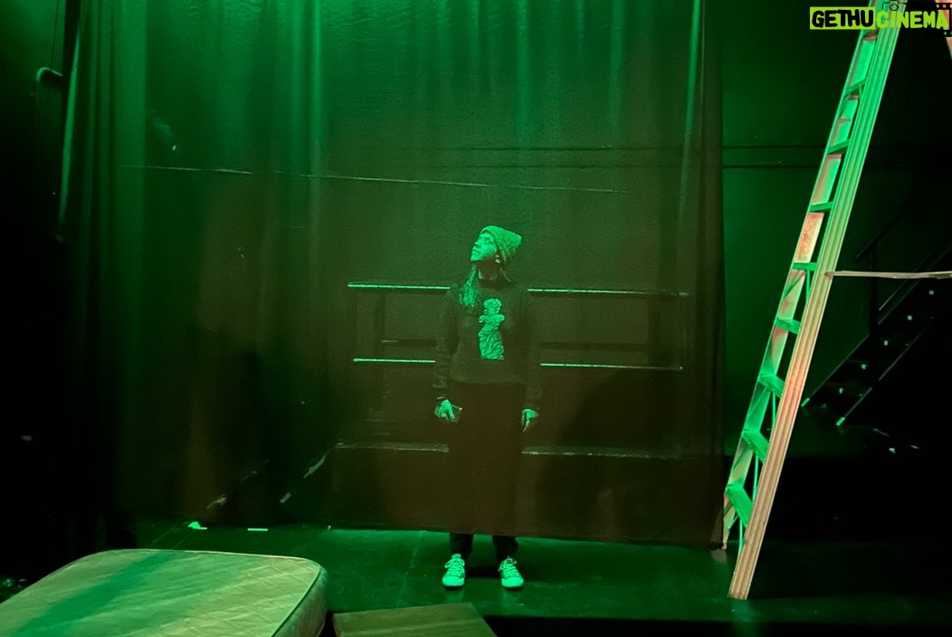 Malena Ratner Instagram - Desde el estreno que estoy buscando las palabras para expresar lo que siento y lo que significa @lonormalteatro y sigo sin encontrarlas. Peero estamos llegando al final y quiero agradecer y compartir un poco de cómo arranco y como viene siendo 💗 1.El elenco y equipo no puede ser más increíble.. primero lo primero. Gracias ✨ @marisolagostina @r.juju__ @cumbibustinza @ameriraquel @diego.jcastro @joa_delmundo @maiaetchichury @samircko @varasotero 2. Francia, no mentira. Mi familia💗 mi todo, nada sería sin ellos. Y en el medio, tati. La musa de toda esta locura 3. Sigo sin creer que @adrianberra haya compuesto las canciones de la obra. Los que me conocen saben lo que lo admiro, y lo feliz que soy de que seas parte. (La malena del 2021 nunca lo hubiese inaginado) 4. Mi cómplice en este lio, tan incondicional y talentosa @ccamiosa 5. tener una amicha como @martubaj que vino a hacer este bello video y fotos, y una como @ornefazio_ que te edita y maneja todo. 💘 6. De las mejores cosas que he hecho fue animarme a escribirte ese mensaje @franruizbarlett te ❤️a vos y a toda la familia del @el.metodo.kairos 7. Al mejor compañero que siempre me banca en todas @elpurre 💘 8.y 9 sigo sin poder creer que esto esta pasando. Cada jueves me sorprendo. Si llegaste a leer hasta acá, gracias(Viste que ya nadie lee tanto). Gracias también a todes les que vinieron, a les que se quedaron a charlar y saludar, a les que compartieron. Y dale que quedan tres, SI TRES. El Método Kairós Teatro