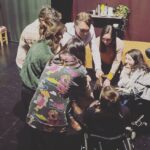 Malena Ratner Instagram - Desde el estreno que estoy buscando las palabras para expresar lo que siento y lo que significa @lonormalteatro y sigo sin encontrarlas. Peero estamos llegando al final y quiero agradecer y compartir un poco de cómo arranco y como viene siendo 💗 1.El elenco y equipo no puede ser más increíble.. primero lo primero. Gracias ✨ @marisolagostina @r.juju__ @cumbibustinza @ameriraquel @diego.jcastro @joa_delmundo @maiaetchichury @samircko @varasotero 2. Francia, no mentira. Mi familia💗 mi todo, nada sería sin ellos. Y en el medio, tati. La musa de toda esta locura 3. Sigo sin creer que @adrianberra haya compuesto las canciones de la obra. Los que me conocen saben lo que lo admiro, y lo feliz que soy de que seas parte. (La malena del 2021 nunca lo hubiese inaginado) 4. Mi cómplice en este lio, tan incondicional y talentosa @ccamiosa 5. tener una amicha como @martubaj que vino a hacer este bello video y fotos, y una como @ornefazio_ que te edita y maneja todo. 💘 6. De las mejores cosas que he hecho fue animarme a escribirte ese mensaje @franruizbarlett te ❤️a vos y a toda la familia del @el.metodo.kairos 7. Al mejor compañero que siempre me banca en todas @elpurre 💘 8.y 9 sigo sin poder creer que esto esta pasando. Cada jueves me sorprendo. Si llegaste a leer hasta acá, gracias(Viste que ya nadie lee tanto). Gracias también a todes les que vinieron, a les que se quedaron a charlar y saludar, a les que compartieron. Y dale que quedan tres, SI TRES. El Método Kairós Teatro