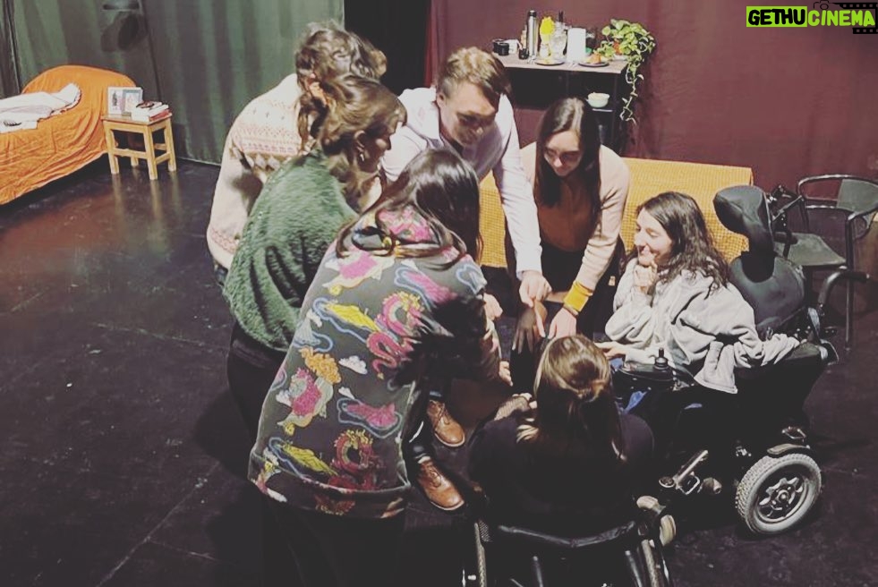 Malena Ratner Instagram - Desde el estreno que estoy buscando las palabras para expresar lo que siento y lo que significa @lonormalteatro y sigo sin encontrarlas. Peero estamos llegando al final y quiero agradecer y compartir un poco de cómo arranco y como viene siendo 💗 1.El elenco y equipo no puede ser más increíble.. primero lo primero. Gracias ✨ @marisolagostina @r.juju__ @cumbibustinza @ameriraquel @diego.jcastro @joa_delmundo @maiaetchichury @samircko @varasotero 2. Francia, no mentira. Mi familia💗 mi todo, nada sería sin ellos. Y en el medio, tati. La musa de toda esta locura 3. Sigo sin creer que @adrianberra haya compuesto las canciones de la obra. Los que me conocen saben lo que lo admiro, y lo feliz que soy de que seas parte. (La malena del 2021 nunca lo hubiese inaginado) 4. Mi cómplice en este lio, tan incondicional y talentosa @ccamiosa 5. tener una amicha como @martubaj que vino a hacer este bello video y fotos, y una como @ornefazio_ que te edita y maneja todo. 💘 6. De las mejores cosas que he hecho fue animarme a escribirte ese mensaje @franruizbarlett te ❤️a vos y a toda la familia del @el.metodo.kairos 7. Al mejor compañero que siempre me banca en todas @elpurre 💘 8.y 9 sigo sin poder creer que esto esta pasando. Cada jueves me sorprendo. Si llegaste a leer hasta acá, gracias(Viste que ya nadie lee tanto). Gracias también a todes les que vinieron, a les que se quedaron a charlar y saludar, a les que compartieron. Y dale que quedan tres, SI TRES. El Método Kairós Teatro