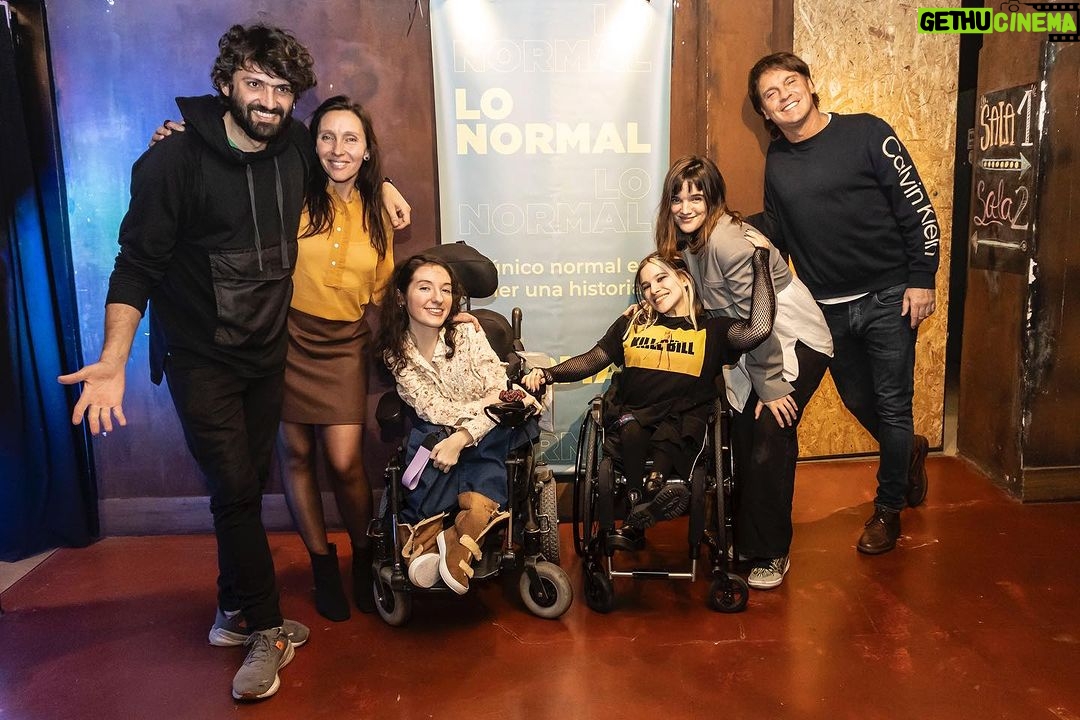 Malena Ratner Instagram - Desde el estreno que estoy buscando las palabras para expresar lo que siento y lo que significa @lonormalteatro y sigo sin encontrarlas. Peero estamos llegando al final y quiero agradecer y compartir un poco de cómo arranco y como viene siendo 💗 1.El elenco y equipo no puede ser más increíble.. primero lo primero. Gracias ✨ @marisolagostina @r.juju__ @cumbibustinza @ameriraquel @diego.jcastro @joa_delmundo @maiaetchichury @samircko @varasotero 2. Francia, no mentira. Mi familia💗 mi todo, nada sería sin ellos. Y en el medio, tati. La musa de toda esta locura 3. Sigo sin creer que @adrianberra haya compuesto las canciones de la obra. Los que me conocen saben lo que lo admiro, y lo feliz que soy de que seas parte. (La malena del 2021 nunca lo hubiese inaginado) 4. Mi cómplice en este lio, tan incondicional y talentosa @ccamiosa 5. tener una amicha como @martubaj que vino a hacer este bello video y fotos, y una como @ornefazio_ que te edita y maneja todo. 💘 6. De las mejores cosas que he hecho fue animarme a escribirte ese mensaje @franruizbarlett te ❤️a vos y a toda la familia del @el.metodo.kairos 7. Al mejor compañero que siempre me banca en todas @elpurre 💘 8.y 9 sigo sin poder creer que esto esta pasando. Cada jueves me sorprendo. Si llegaste a leer hasta acá, gracias(Viste que ya nadie lee tanto). Gracias también a todes les que vinieron, a les que se quedaron a charlar y saludar, a les que compartieron. Y dale que quedan tres, SI TRES. El Método Kairós Teatro