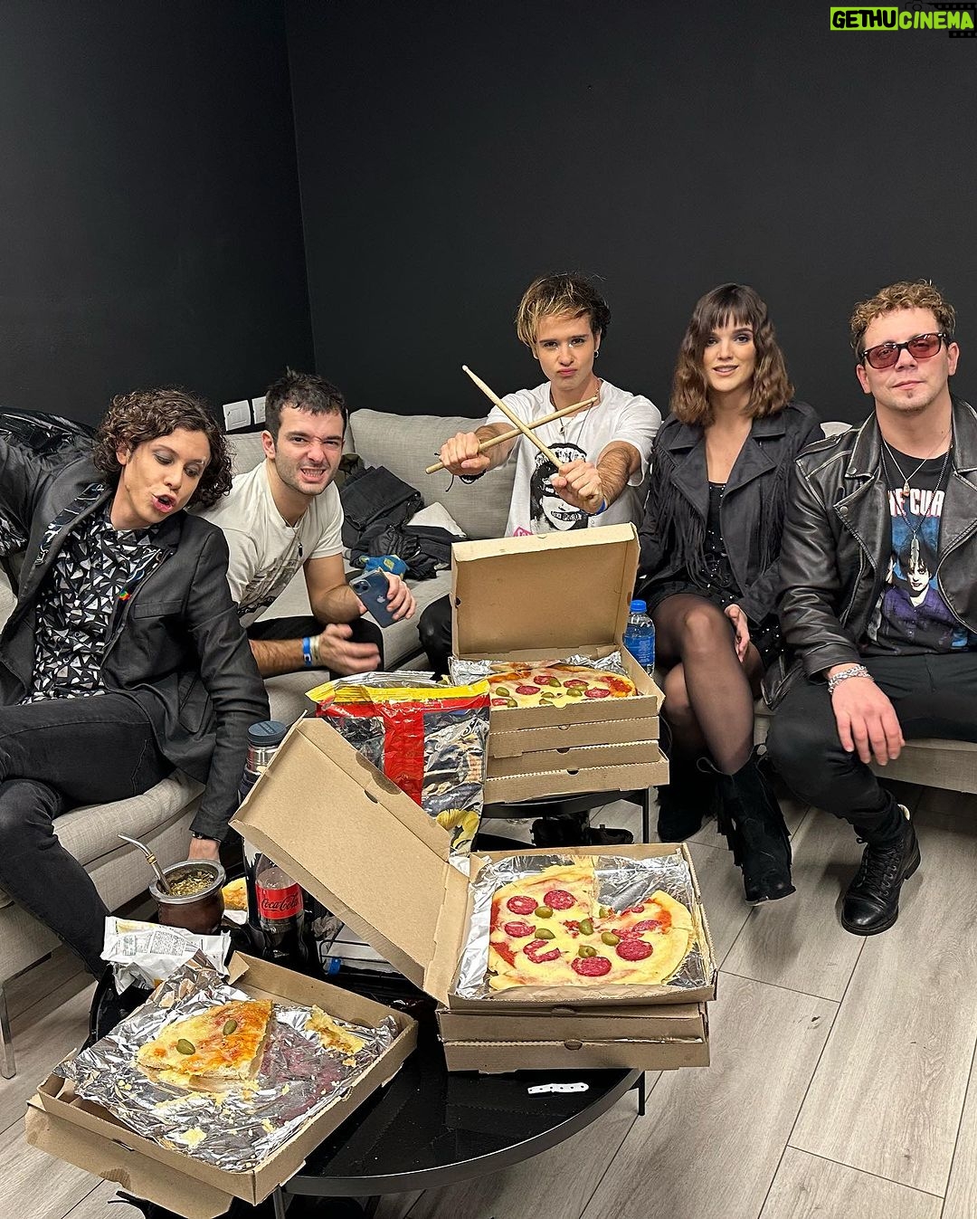 Malena Ratner Instagram - Julio? 1. Así como si nada, cantamos con FreeKs en el Movistar Arena, cosas que sólo logra @disneyplusla 2. Un finde increíble, que vivan las amichas 3. Estrenó @lonormalteatro y yo todavía no caigo 4. Más de FreeKs para que vayan a verlaaaah 5. Haciendo notitas con @marisolagostina saquen su entrada @lonormalteatro 6. Mis dos terremotos favoritos en el mundo entero 7. Este pibito la esta rompiendo toda, y lo verán este 3 de Agosto @elpurre 8. Para vos tati 9. Alto mes ✨