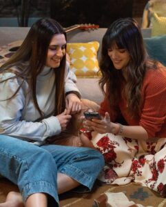 Malena Ratner Instagram - La 1. Es porque me emociona que @disneyplus cuente estas historias. 🌈🖤 Que lindo encontrar a un Coco en Disney, y más si lo actúa @turtupab 💗 Y después con qué dupla se quedan? #Freeks