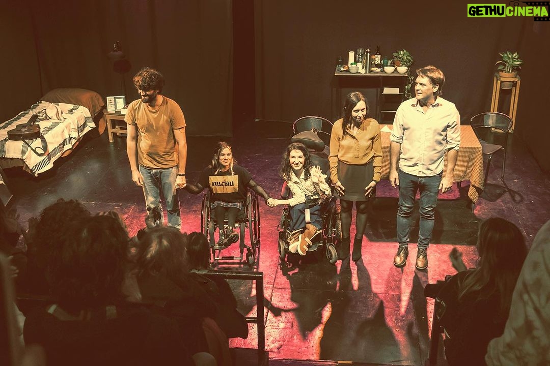 Malena Ratner Instagram - Desde el estreno que estoy buscando las palabras para expresar lo que siento y lo que significa @lonormalteatro y sigo sin encontrarlas. Peero estamos llegando al final y quiero agradecer y compartir un poco de cómo arranco y como viene siendo 💗 1.El elenco y equipo no puede ser más increíble.. primero lo primero. Gracias ✨ @marisolagostina @r.juju__ @cumbibustinza @ameriraquel @diego.jcastro @joa_delmundo @maiaetchichury @samircko @varasotero 2. Francia, no mentira. Mi familia💗 mi todo, nada sería sin ellos. Y en el medio, tati. La musa de toda esta locura 3. Sigo sin creer que @adrianberra haya compuesto las canciones de la obra. Los que me conocen saben lo que lo admiro, y lo feliz que soy de que seas parte. (La malena del 2021 nunca lo hubiese inaginado) 4. Mi cómplice en este lio, tan incondicional y talentosa @ccamiosa 5. tener una amicha como @martubaj que vino a hacer este bello video y fotos, y una como @ornefazio_ que te edita y maneja todo. 💘 6. De las mejores cosas que he hecho fue animarme a escribirte ese mensaje @franruizbarlett te ❤️a vos y a toda la familia del @el.metodo.kairos 7. Al mejor compañero que siempre me banca en todas @elpurre 💘 8.y 9 sigo sin poder creer que esto esta pasando. Cada jueves me sorprendo. Si llegaste a leer hasta acá, gracias(Viste que ya nadie lee tanto). Gracias también a todes les que vinieron, a les que se quedaron a charlar y saludar, a les que compartieron. Y dale que quedan tres, SI TRES. El Método Kairós Teatro