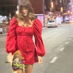 Malena Ratner Instagram - Sonrisa de estreno en Calle Corrientes ❤️ @faca_laobra Dress @iman_official ❤️‍🔥 Jueves, viernes y sábados en el @teatroastrosok les esperamosss Teatro Astros
