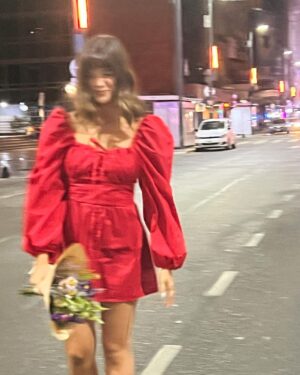 Malena Ratner Instagram - Sonrisa de estreno en Calle Corrientes ❤️ @faca_laobra 
Dress @iman_official ❤️‍🔥
Jueves, viernes y sábados en el @teatroastrosok les esperamosss
