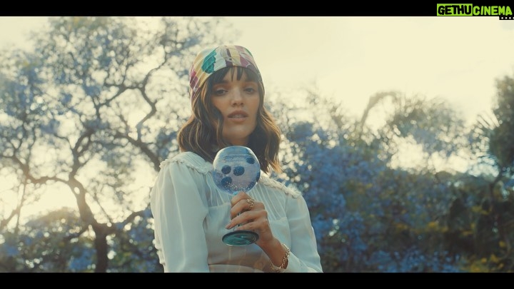 Malena Ratner Instagram - #Ad Buenos Aires que linda sos con tus jacarandas 💜🇦🇷 La ciudad y el inconfundible sabor de @tanqueraygin se tiñen de violeta con el nuevo #TanquerayRoyale, hecho con berries francesas y toques de vainilla/ Argentina , Buenos Aires
