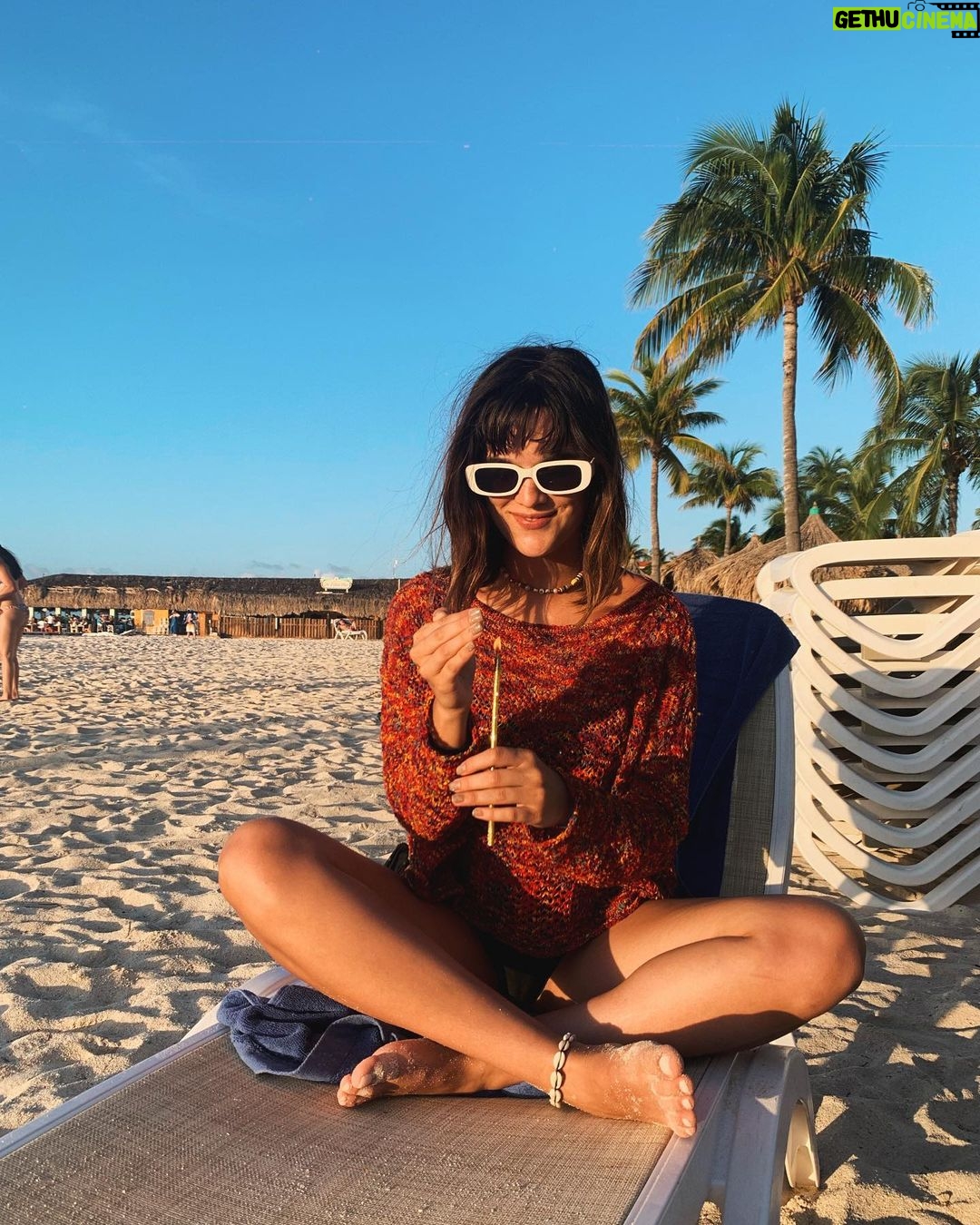 Malena Ratner Instagram - Felíz cumple pa mí, con mucho amor y en el mar/ soy felí Aruba