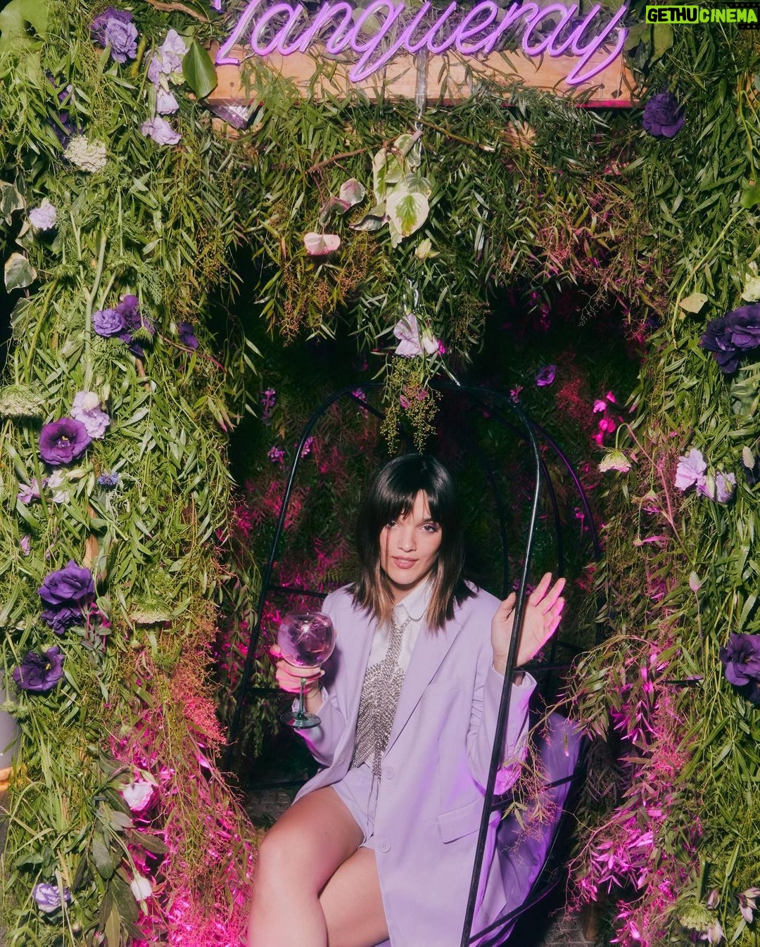 Malena Ratner Instagram - #Ad Nuevo trago favorito desbloqueado// Llegó Royale, el nuevo sabor de Tanqueray de berries francesas. Ayer en el Palacio Paz en una noche violeta, me enamoré del mejor gin & tonics. @tanqueraygin #TanquerayRoyale 🍇💜🔮😈