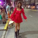 Malena Ratner Instagram - Sonrisa de estreno en Calle Corrientes ❤️ @faca_laobra Dress @iman_official ❤️‍🔥 Jueves, viernes y sábados en el @teatroastrosok les esperamosss Teatro Astros