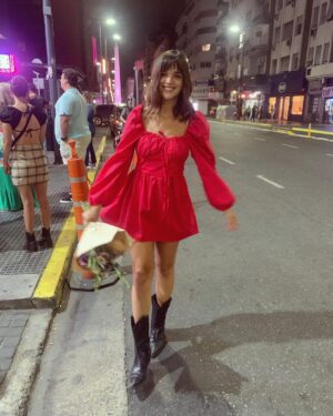 Malena Ratner Instagram - Sonrisa de estreno en Calle Corrientes ❤️ @faca_laobra 
Dress @iman_official ❤️‍🔥
Jueves, viernes y sábados en el @teatroastrosok les esperamosss