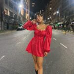 Malena Ratner Instagram - Sonrisa de estreno en Calle Corrientes ❤️ @faca_laobra Dress @iman_official ❤️‍🔥 Jueves, viernes y sábados en el @teatroastrosok les esperamosss Teatro Astros