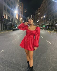 Malena Ratner Instagram - Sonrisa de estreno en Calle Corrientes ❤️ @faca_laobra Dress @iman_official ❤️‍🔥 Jueves, viernes y sábados en el @teatroastrosok les esperamosss Teatro Astros