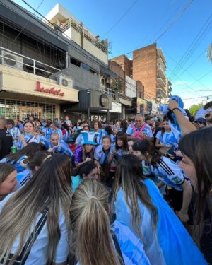 Malena Ratner Instagram - que alegría DALE ARGENTINA LACONCHADELALORASOMOSCAMPEONES 🇦🇷🤍🐥