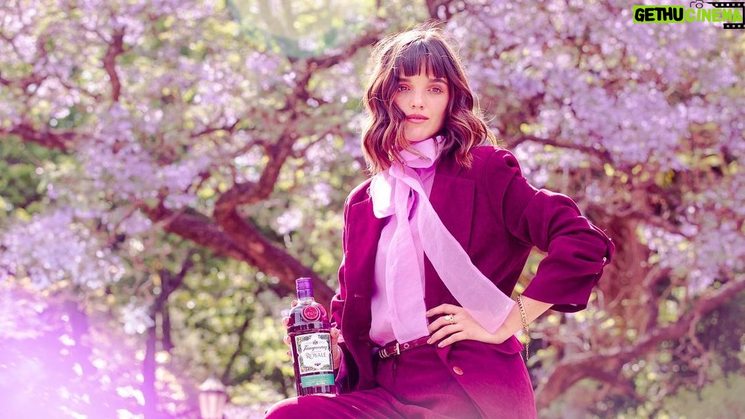 Malena Ratner Instagram - #Ad Buenos Aires que linda sos con tus jacarandas 💜🇦🇷 La ciudad y el inconfundible sabor de @tanqueraygin se tiñen de violeta con el nuevo #TanquerayRoyale, hecho con berries francesas y toques de vainilla/ Argentina , Buenos Aires