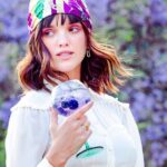Malena Ratner Instagram - #Ad Buenos Aires que linda sos con tus jacarandas 💜🇦🇷 La ciudad y el inconfundible sabor de @tanqueraygin se tiñen de violeta con el nuevo #TanquerayRoyale, hecho con berries francesas y toques de vainilla/ Argentina , Buenos Aires
