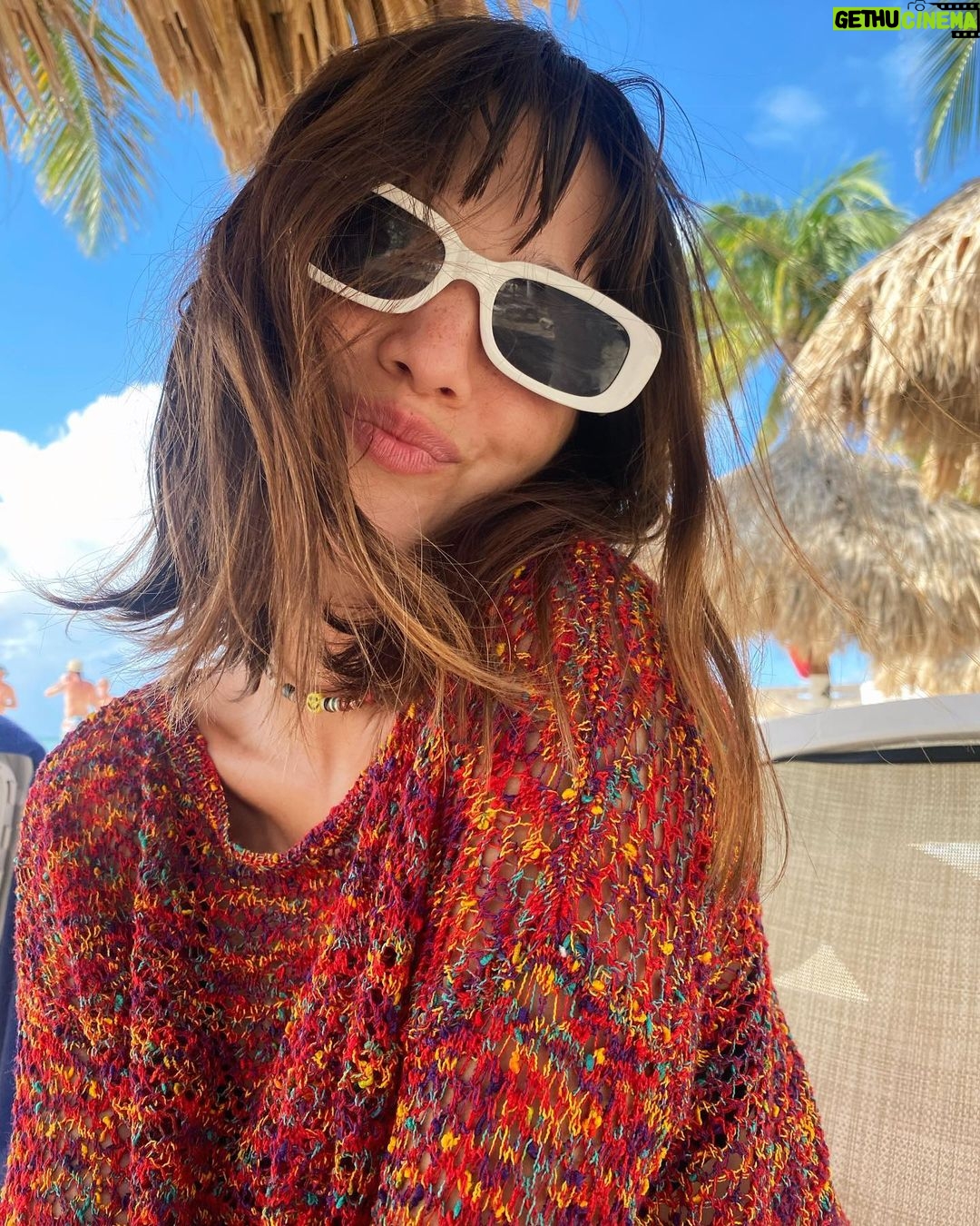 Malena Ratner Instagram - Felíz cumple pa mí, con mucho amor y en el mar/ soy felí Aruba