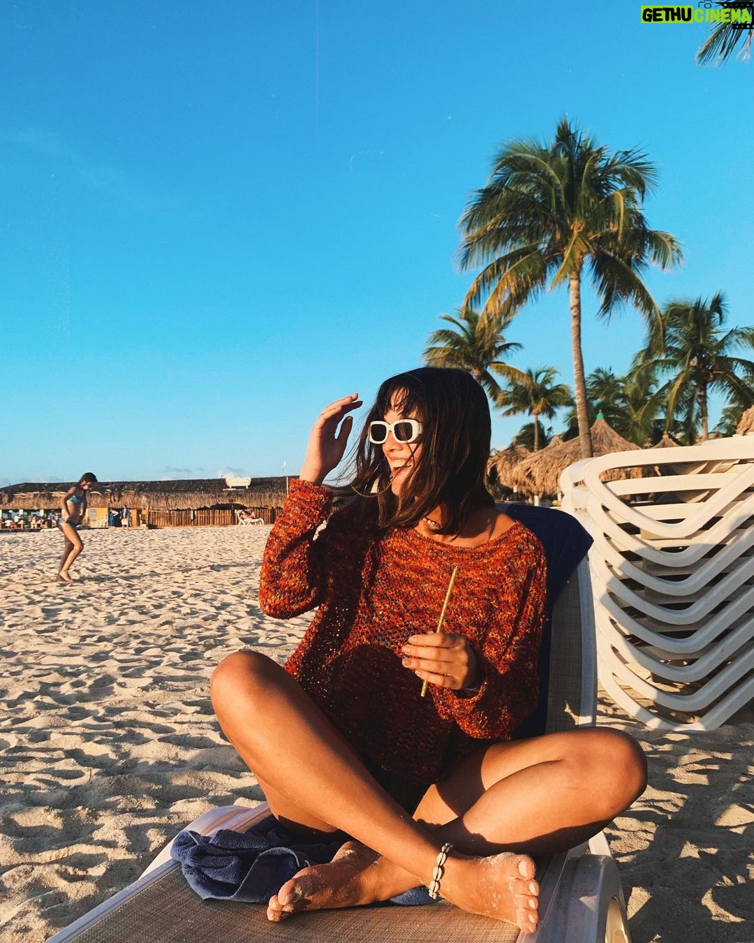 Malena Ratner Instagram - Felíz cumple pa mí, con mucho amor y en el mar/ soy felí Aruba