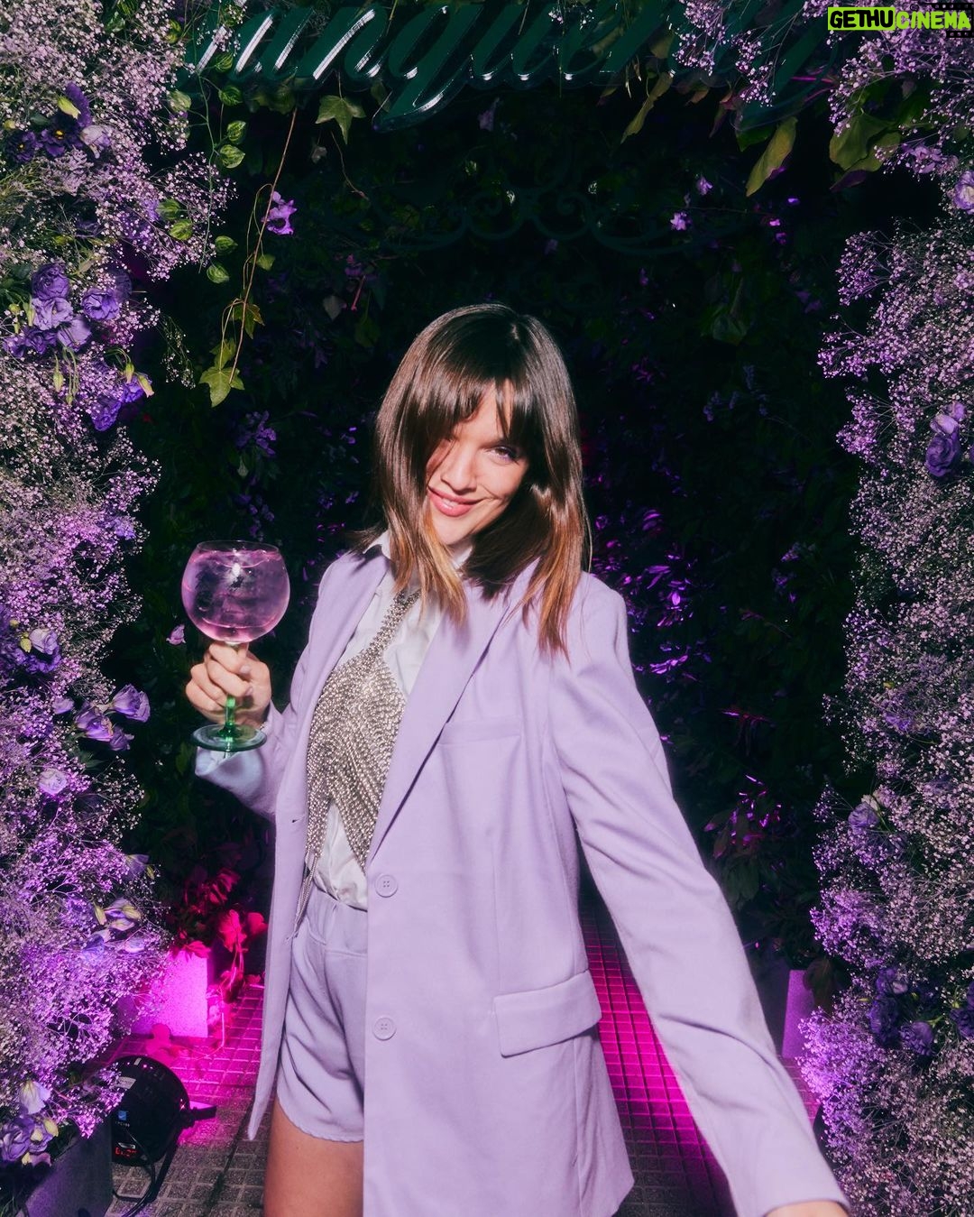 Malena Ratner Instagram - #Ad Nuevo trago favorito desbloqueado// Llegó Royale, el nuevo sabor de Tanqueray de berries francesas. Ayer en el Palacio Paz en una noche violeta, me enamoré del mejor gin & tonics. @tanqueraygin #TanquerayRoyale 🍇💜🔮😈