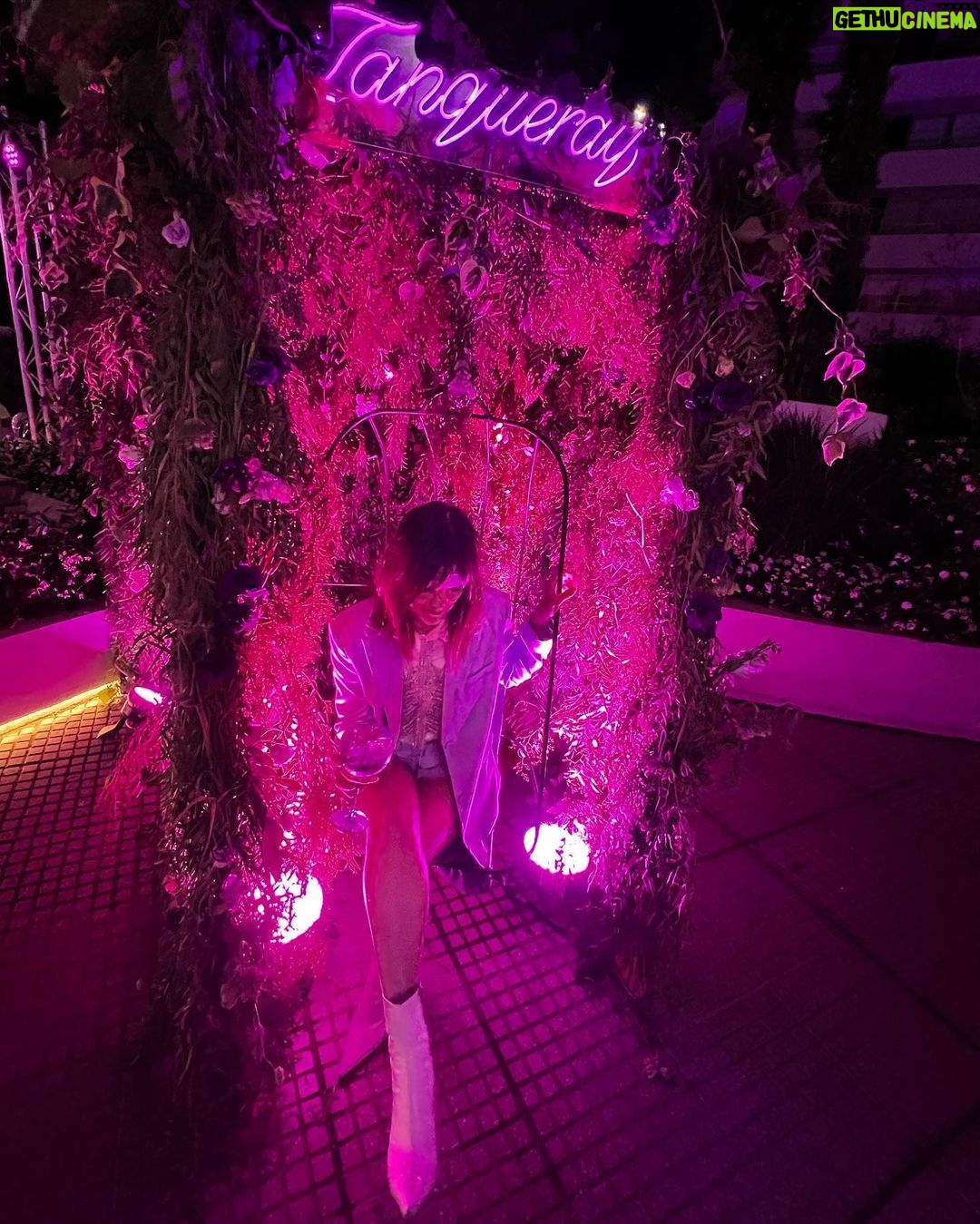 Malena Ratner Instagram - #Ad Nuevo trago favorito desbloqueado// Llegó Royale, el nuevo sabor de Tanqueray de berries francesas. Ayer en el Palacio Paz en una noche violeta, me enamoré del mejor gin & tonics. @tanqueraygin #TanquerayRoyale 🍇💜🔮😈