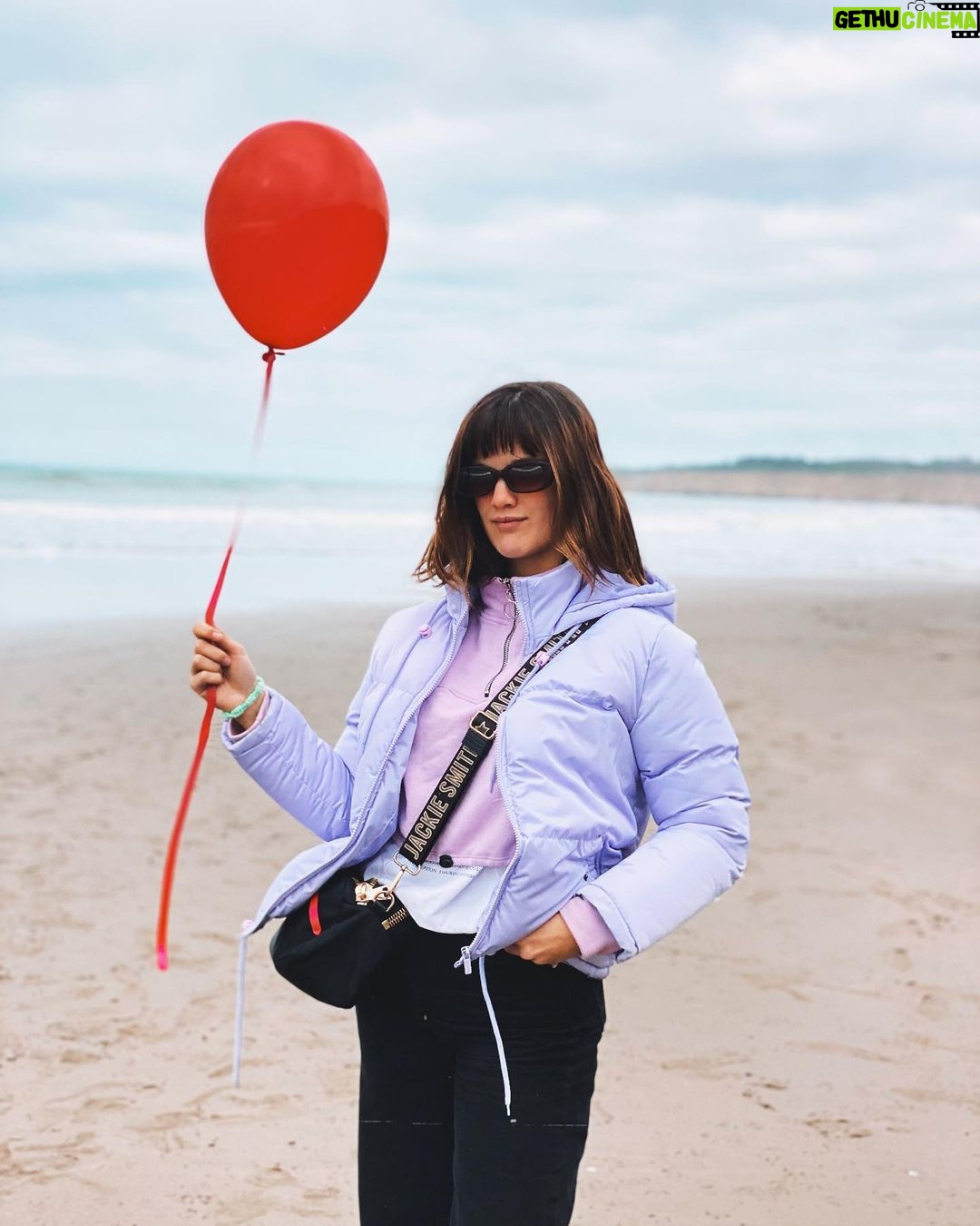 Malena Ratner Instagram - Si supieras que soy como un globo de gas, no me sueltes / solo quiero subir, pero voy a explotar De cuándo grabamos sin dormir en este bello lugar un bello video de una bella canción, saben de qué hablo? 🎈 Acantilados, Chapadmalal