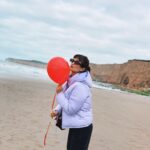 Malena Ratner Instagram - Si supieras que soy como un globo de gas, no me sueltes / solo quiero subir, pero voy a explotar De cuándo grabamos sin dormir en este bello lugar un bello video de una bella canción, saben de qué hablo? 🎈 Acantilados, Chapadmalal
