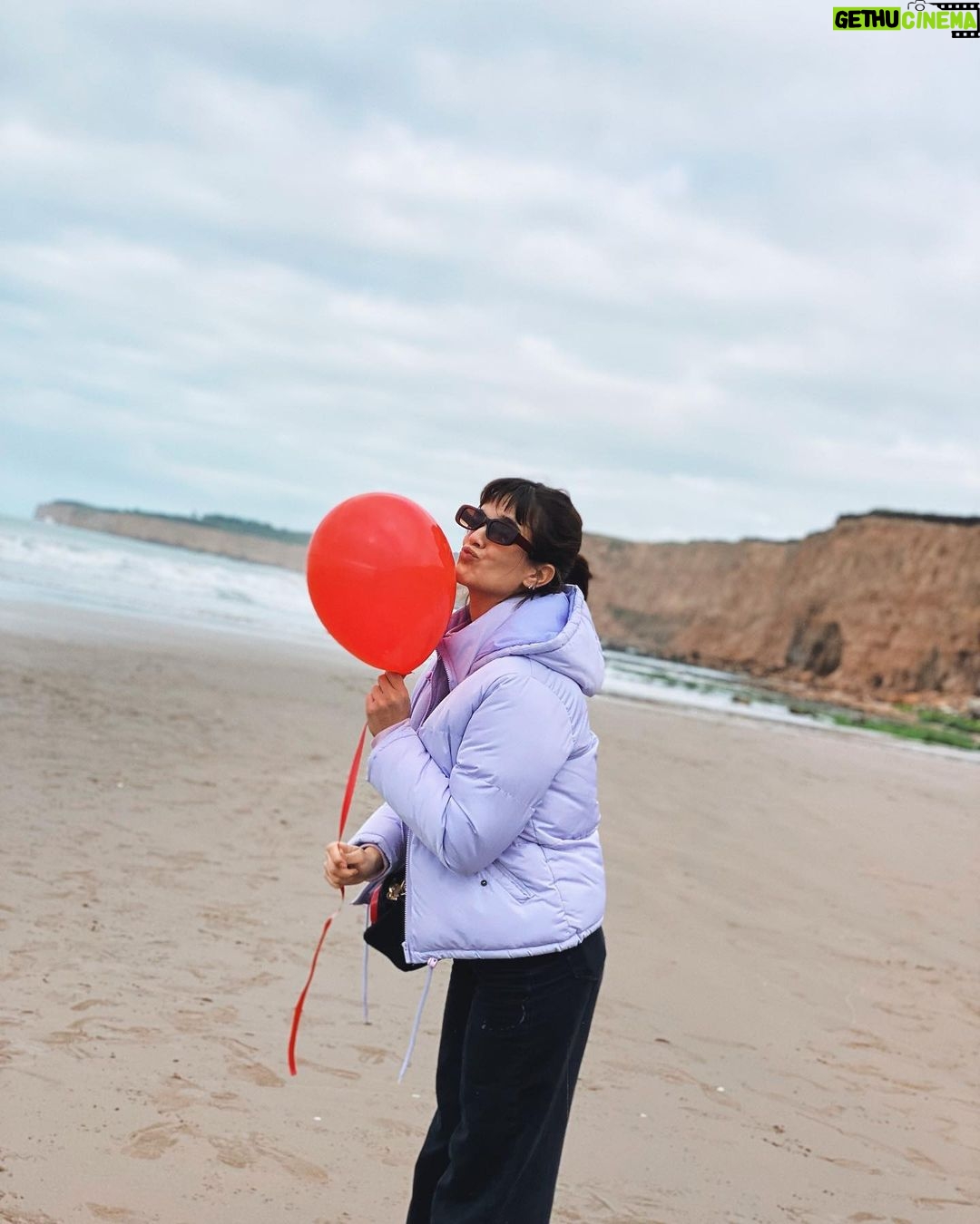 Malena Ratner Instagram - Si supieras que soy como un globo de gas, no me sueltes / solo quiero subir, pero voy a explotar De cuándo grabamos sin dormir en este bello lugar un bello video de una bella canción, saben de qué hablo? 🎈 Acantilados, Chapadmalal