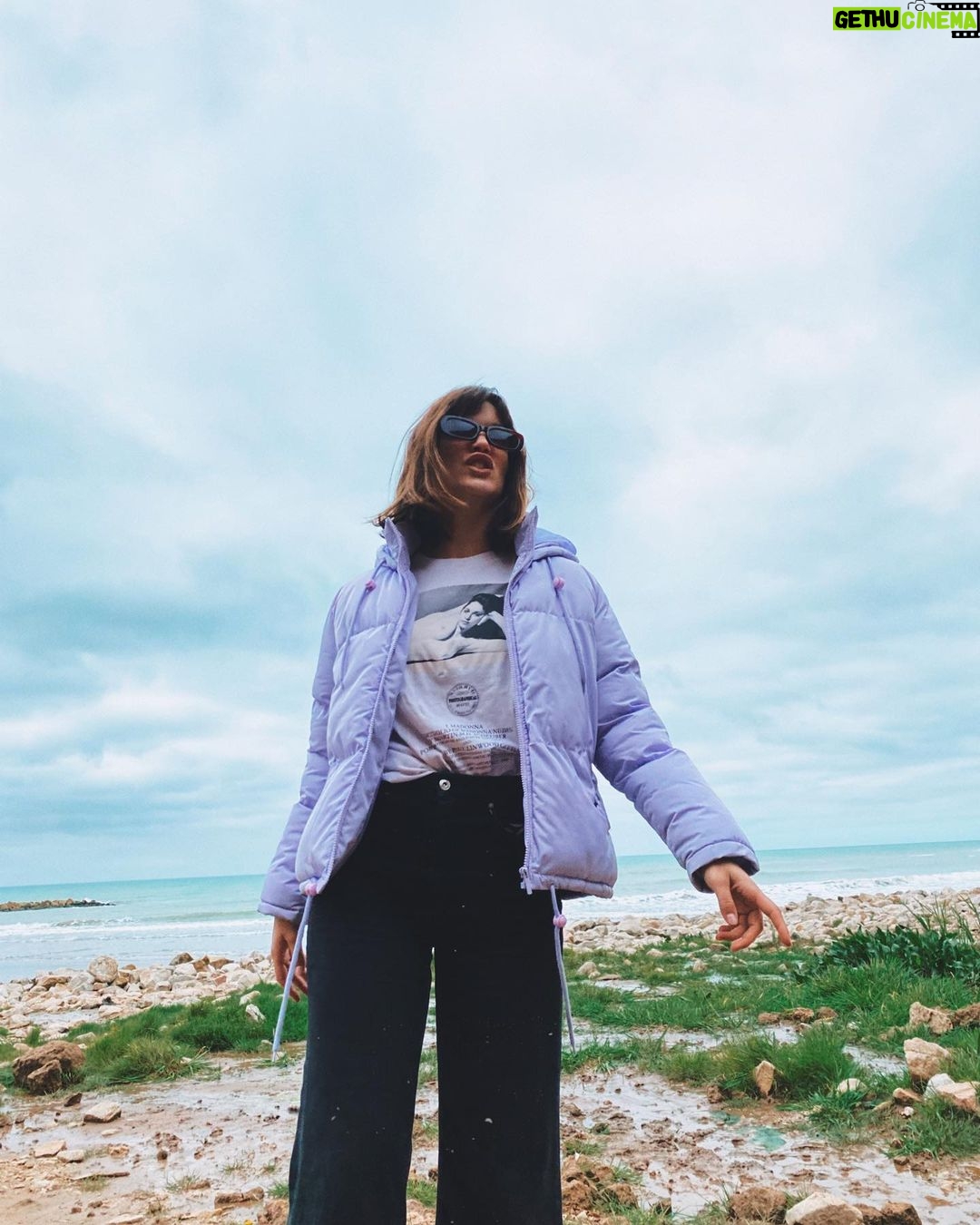 Malena Ratner Instagram - Si supieras que soy como un globo de gas, no me sueltes / solo quiero subir, pero voy a explotar De cuándo grabamos sin dormir en este bello lugar un bello video de una bella canción, saben de qué hablo? 🎈 Acantilados, Chapadmalal