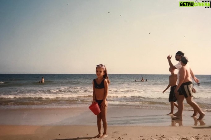 Malena Ratner Instagram - Miramos el mundo una sola vez, en la infancia. El resto es memoria. Louise Glück