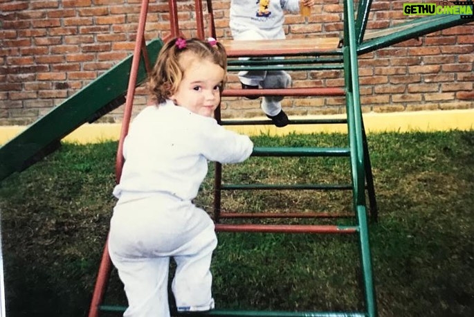 Malena Ratner Instagram - Miramos el mundo una sola vez, en la infancia. El resto es memoria. Louise Glück