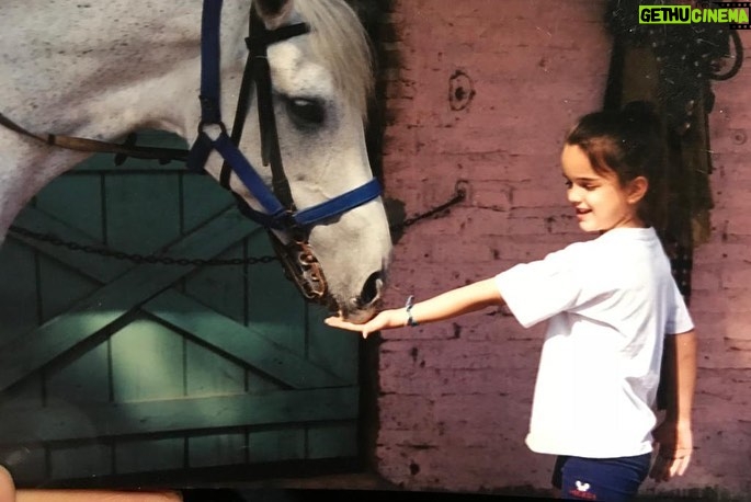 Malena Ratner Instagram - Miramos el mundo una sola vez, en la infancia. El resto es memoria. Louise Glück