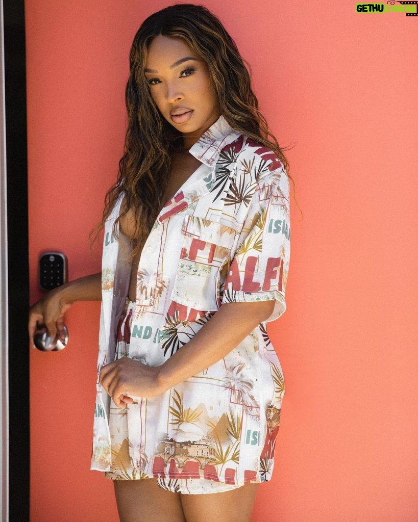 Malika Instagram - Starve your ego. Feed your soul. @prettylittlething