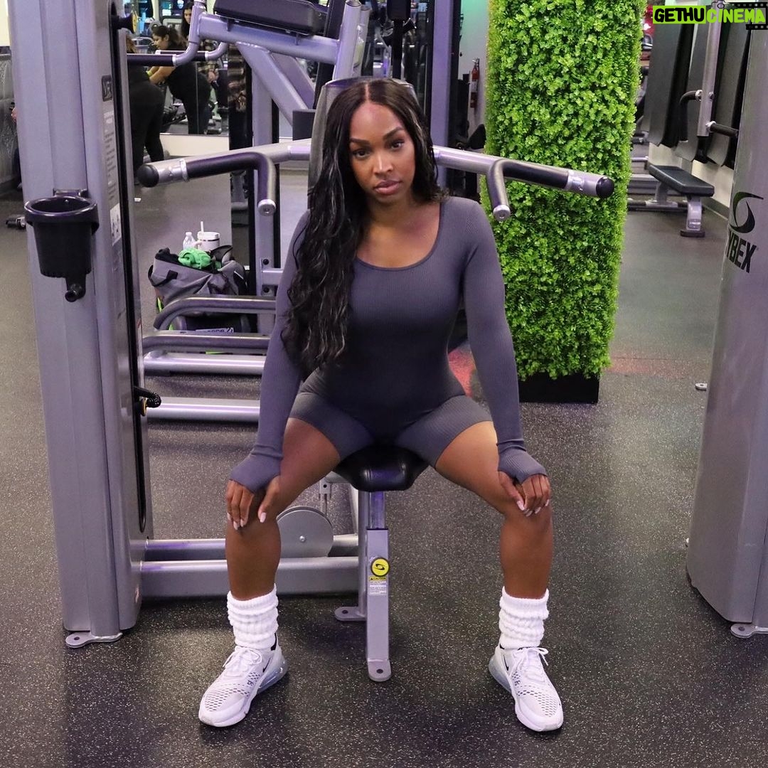 Malika Instagram - When the look works out too @prettylittlething