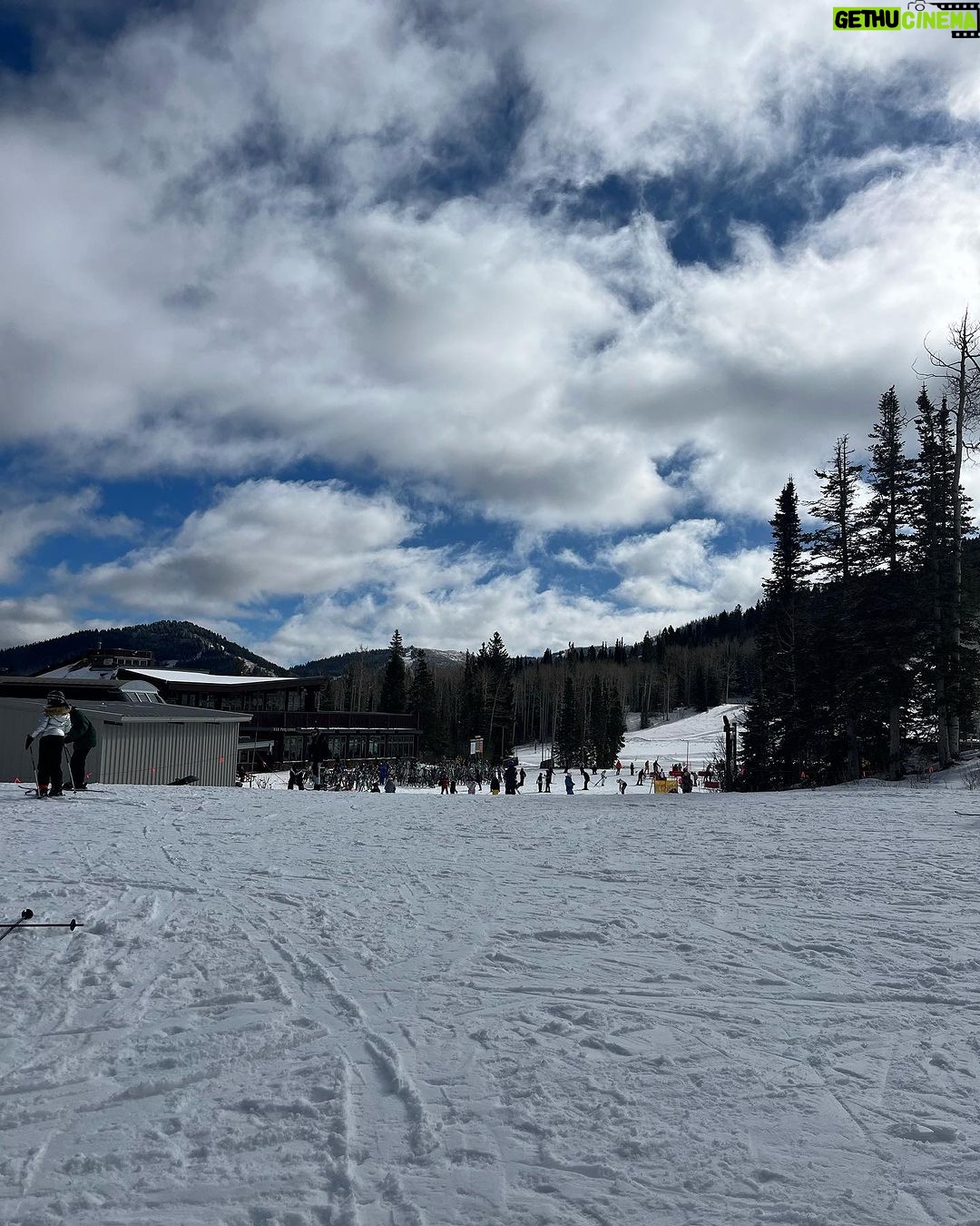 Malika Instagram - Missing @pendryparkcity halls and @pcski snow days with the fam ❄️⛷️ Pendry Park City