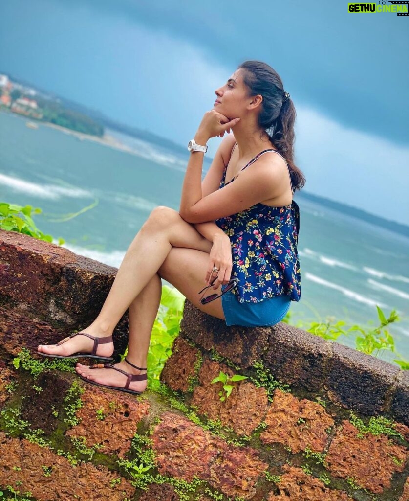 Malti Chahar Instagram - Omg! Who is this cute girl? 😜😂 Go Goa Gone😁 P.C.- @jyoti_chahar_03 😘 #relax #riseandshine #seaside #trip Goa City, India