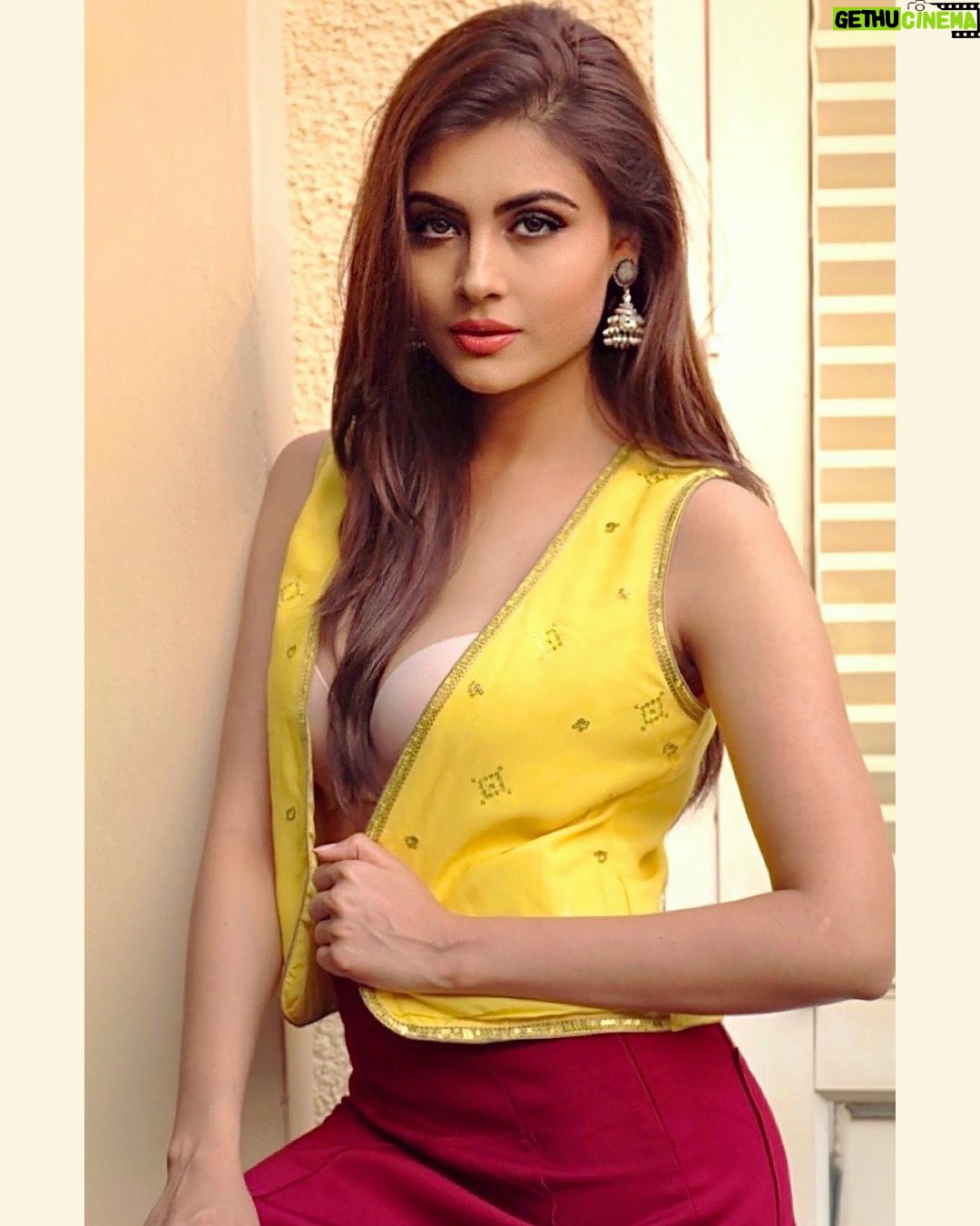 Malti Chahar Instagram - Yellow moods 🌼 #happysaturday