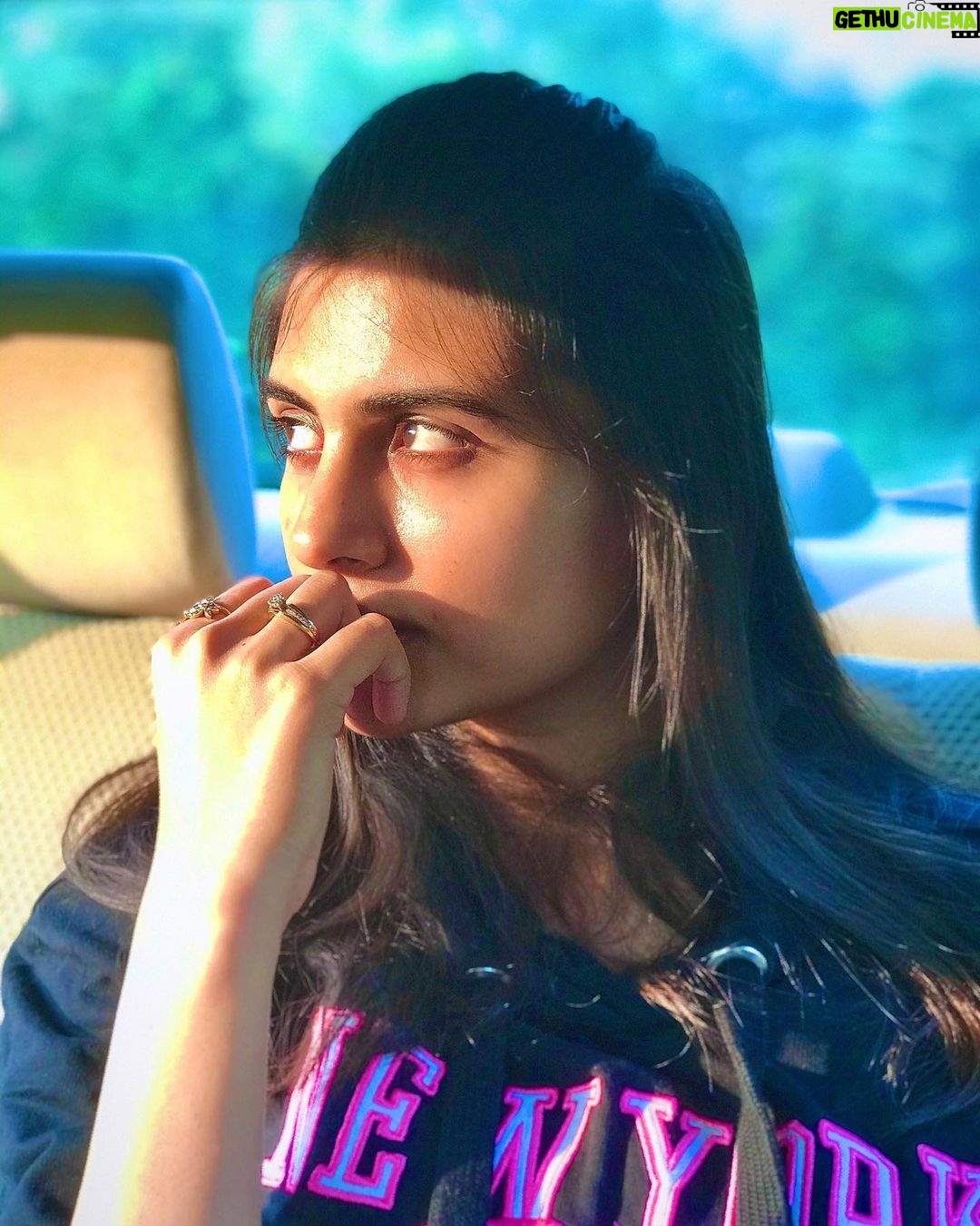Malti Chahar Instagram - 🤔 I looked at you.. you looked at me.. Aur ho gayi mushkil🤷♀️ #sunkissed and #suntanned