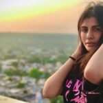 Malti Chahar Instagram - Trying to manage my hair in this windy air 😇 Chanderi