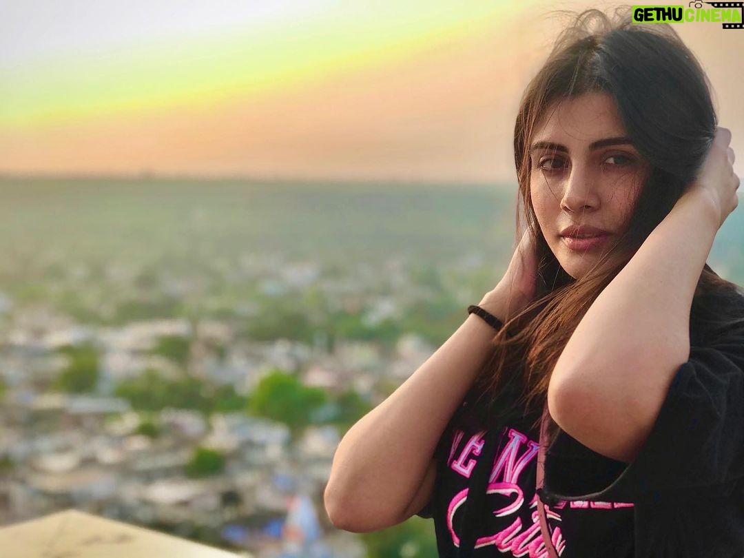 Malti Chahar Instagram - Trying to manage my hair in this windy air 😇 Chanderi