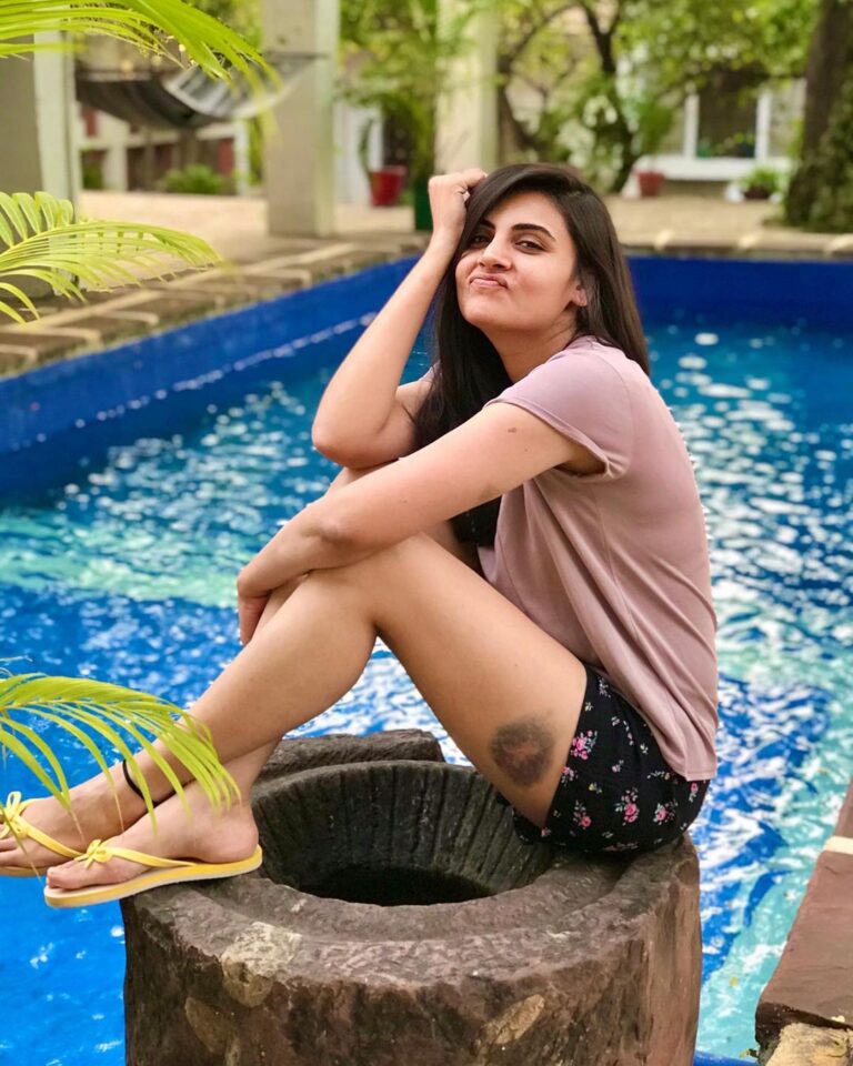 Malti Chahar Instagram - Feeling Blessed and Grateful 😇🙏 And those are injury marks from action sequences of Hush..🙂🙃 Pic credit- @thesanakhan 😘 #blessed #grateful #colorful #hush Shivpuri M.P.