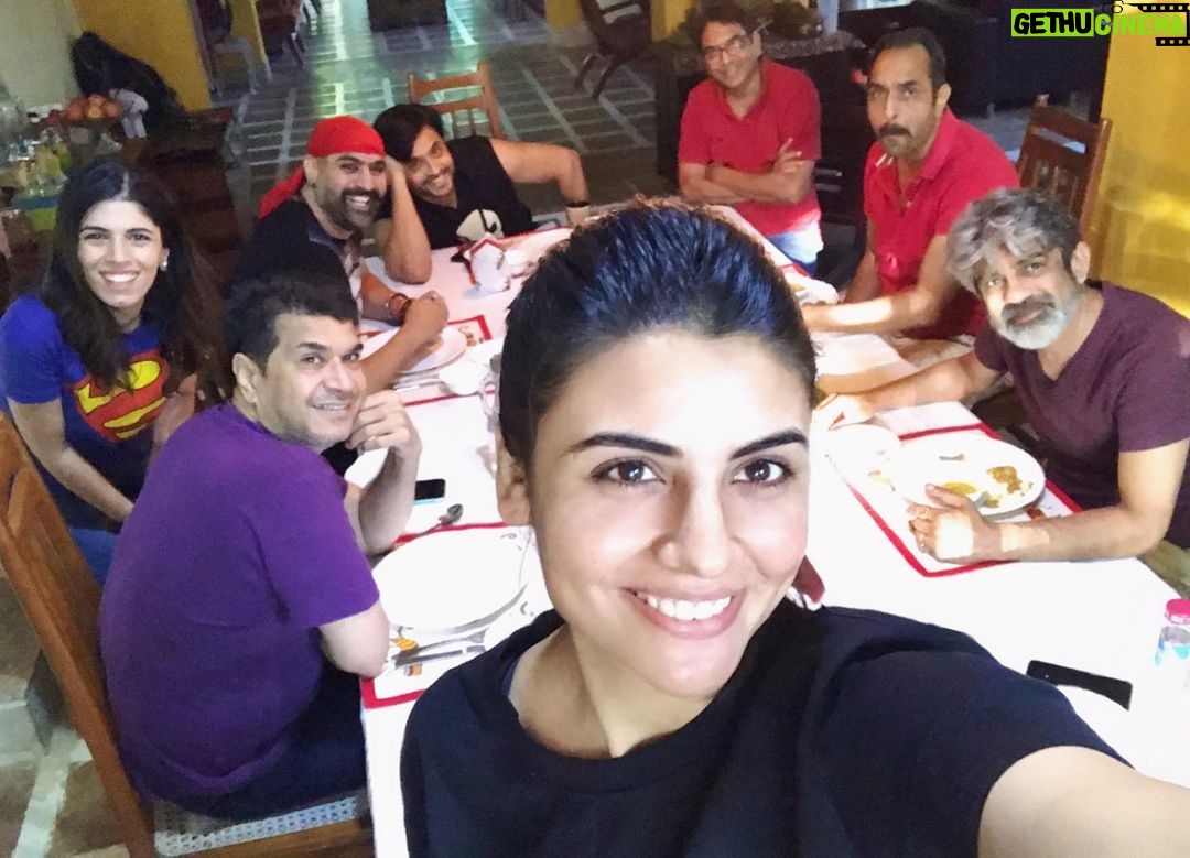 Malti Chahar Instagram - Truly blessed to work with these amazing souls 😇🙏 @ashuutrikha @ashish30sharma84 @tphquk @akshitatrikha @vishwajeetpradhan @harryjoshactor @riturajksingh @thesanakhan @ketkipanditmehta_ Shivpuri M.P.