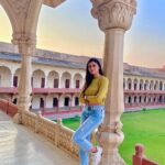Malti Chahar Instagram - This photoshoot was the result of my guide asking me- Mam one pic here!😁 And I was like- yes why not! beautiful Agra fort❤️