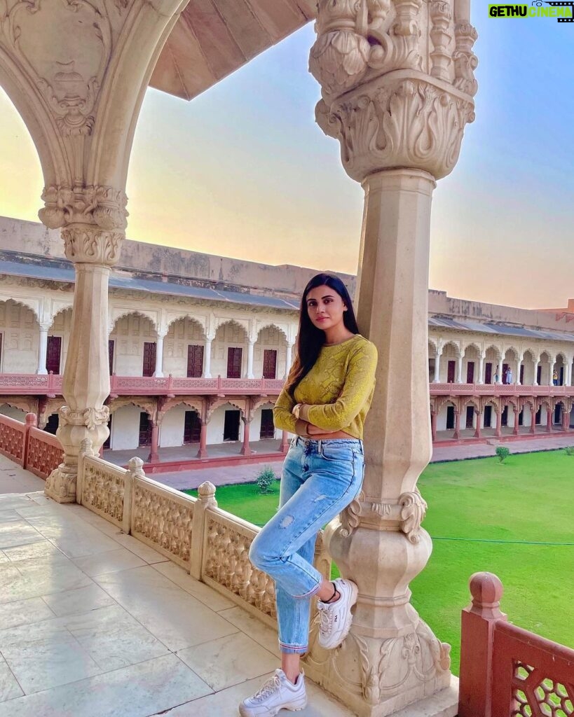 Malti Chahar Instagram - This photoshoot was the result of my guide asking me- Mam one pic here!😁 And I was like- yes why not! beautiful Agra fort❤️