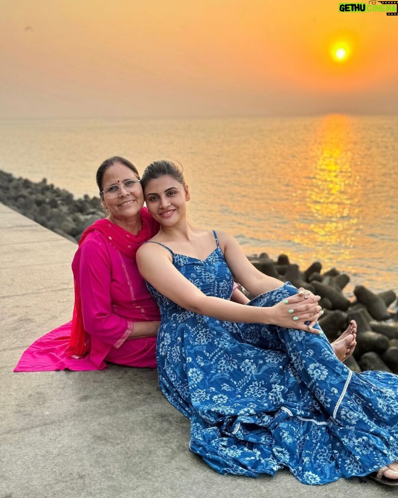 Malti Chahar Instagram - My Artistic talent and my face cut, I got from her❤️ Well technically she produced me, so all of me I got from her😁😘 #maabeti #mother #daughter Marine Drive