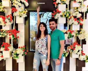 Malti Chahar Instagram - Picture with the 21st most desirable man of 2020 who defeated COVID-19 in 2020.
@deepak_chahar9 😘
P.S. - please ignore my expressions🙈
I think I raised my hand to create the illusion of looking taller😋
#best #brother #siblinglove