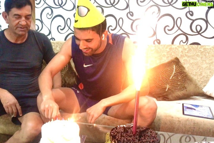 Malti Chahar Instagram - Happy birthday cutie pie😘😘 @deepak_chahar9 Wish you all the happiness, more success and a loving Bhabhi 😉 P.S.- his head phones are on..as you all can see his iPad on right side..and pubg playing on it’s screen 🙄 When is it getting banned?😜
